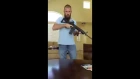Joven esconde un AR-15 en la cintura tras masacre en Orlando