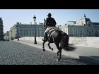 Hermès: Un cheval dans la ville