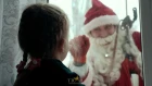 В Николаеве Дед Морозы спустились с крыши детской больницы и поздравили детей