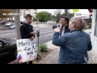 Сторонники Путина порвали парню плакат во время голосования в Лос-Анджелесе