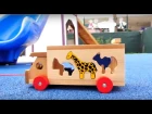 Dessin animé éducatif pour enfants. Camion en bois sur l'aire de jeux. Apprendre les animaux