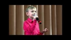 Маленький мальчик классно поет  лучшую песню про маму