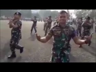 Танцует военнослужащий Khalwa Alya Nairi. Поёт Биз тобу и Бактияр Токторов – Ыйлай ыйлай (Буй-буй)