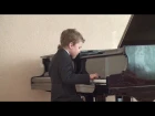 Маленький мальчик красиво играет на фортепиано☻