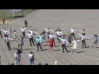 Последний звонок.Выпускники  танцуют прощальный школьный вальс с мамами и папами!