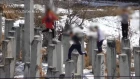 Дети прыгают по сваям в Северо-Западном